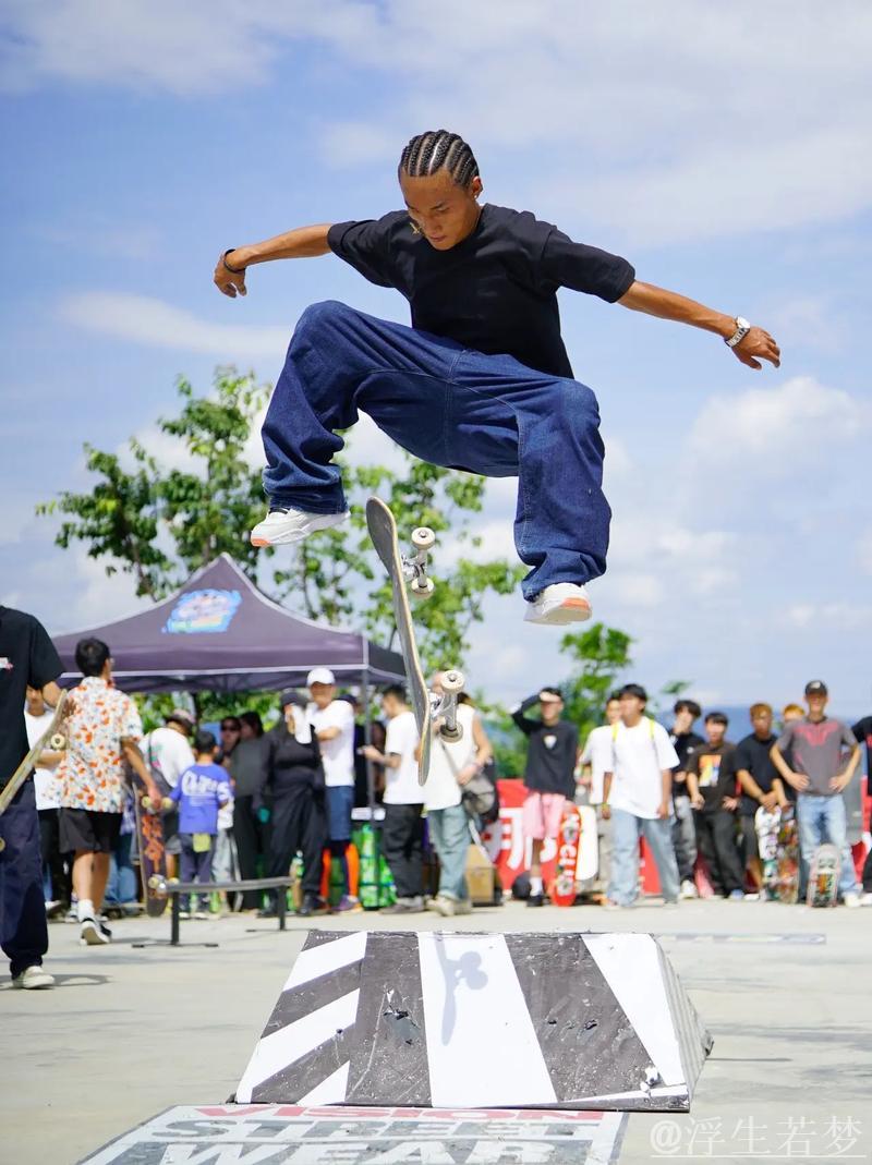 滑板与旋转冰盘的奇妙相遇